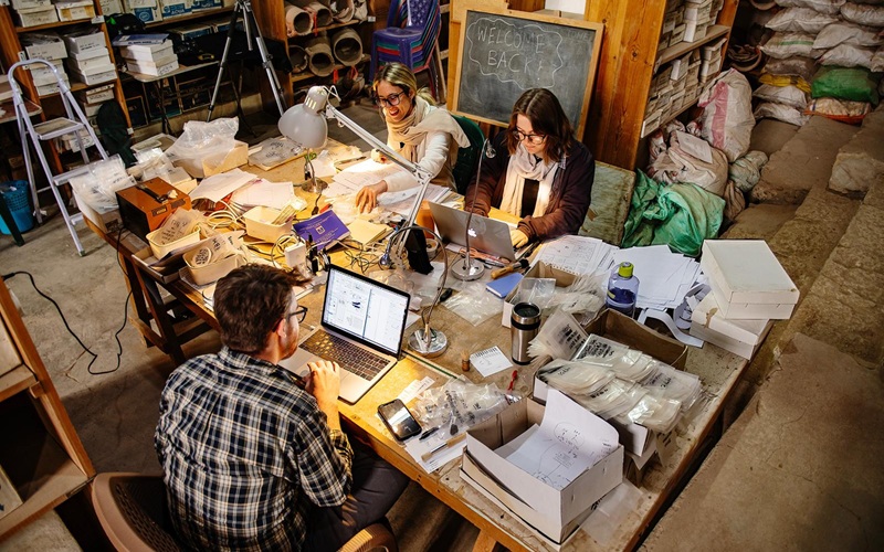 Richard Redding and students in the lab